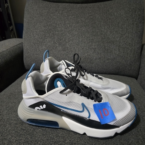 Nike Men's White and Black Sneakers with Blue Accents - Picture 1 of 3